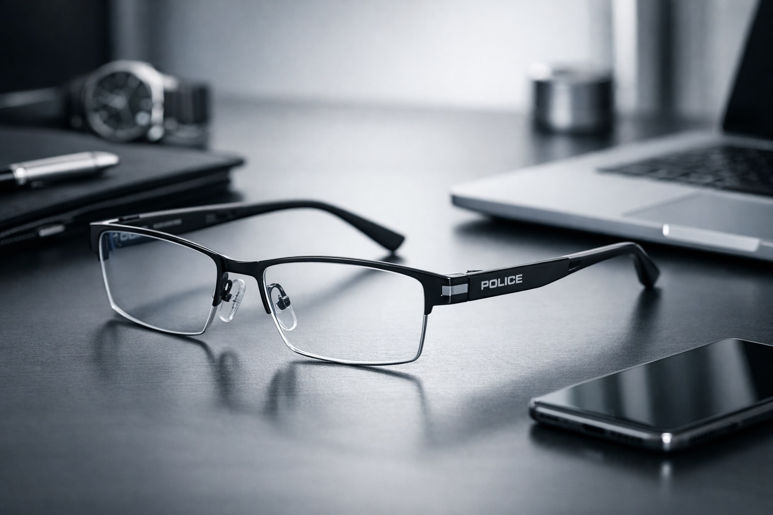 都会的でシャープな雰囲気のポリスをイメージしたアイウェアを机上に置いたイメージ