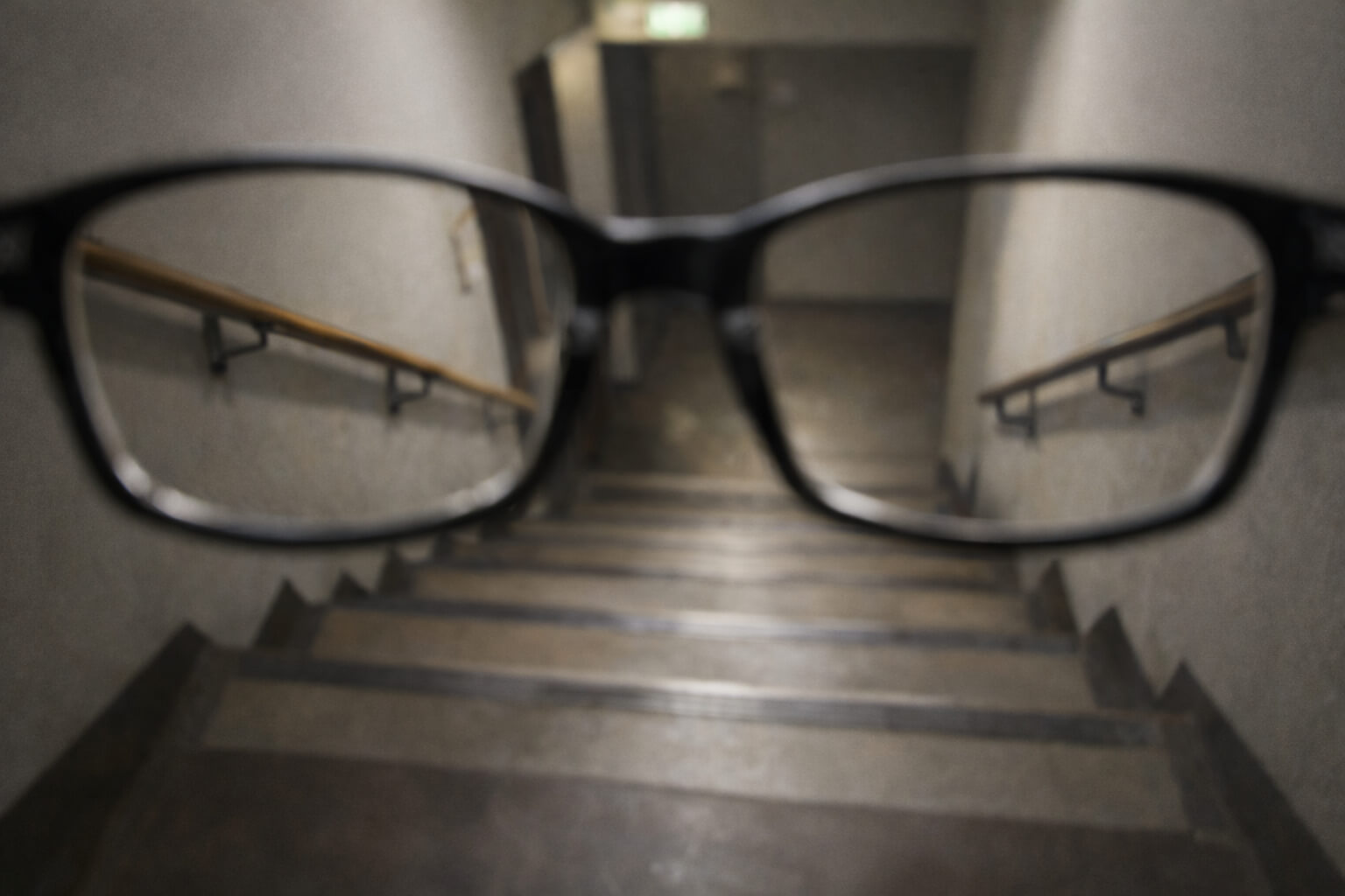 眼鏡で階段が怖くなる原因を整理