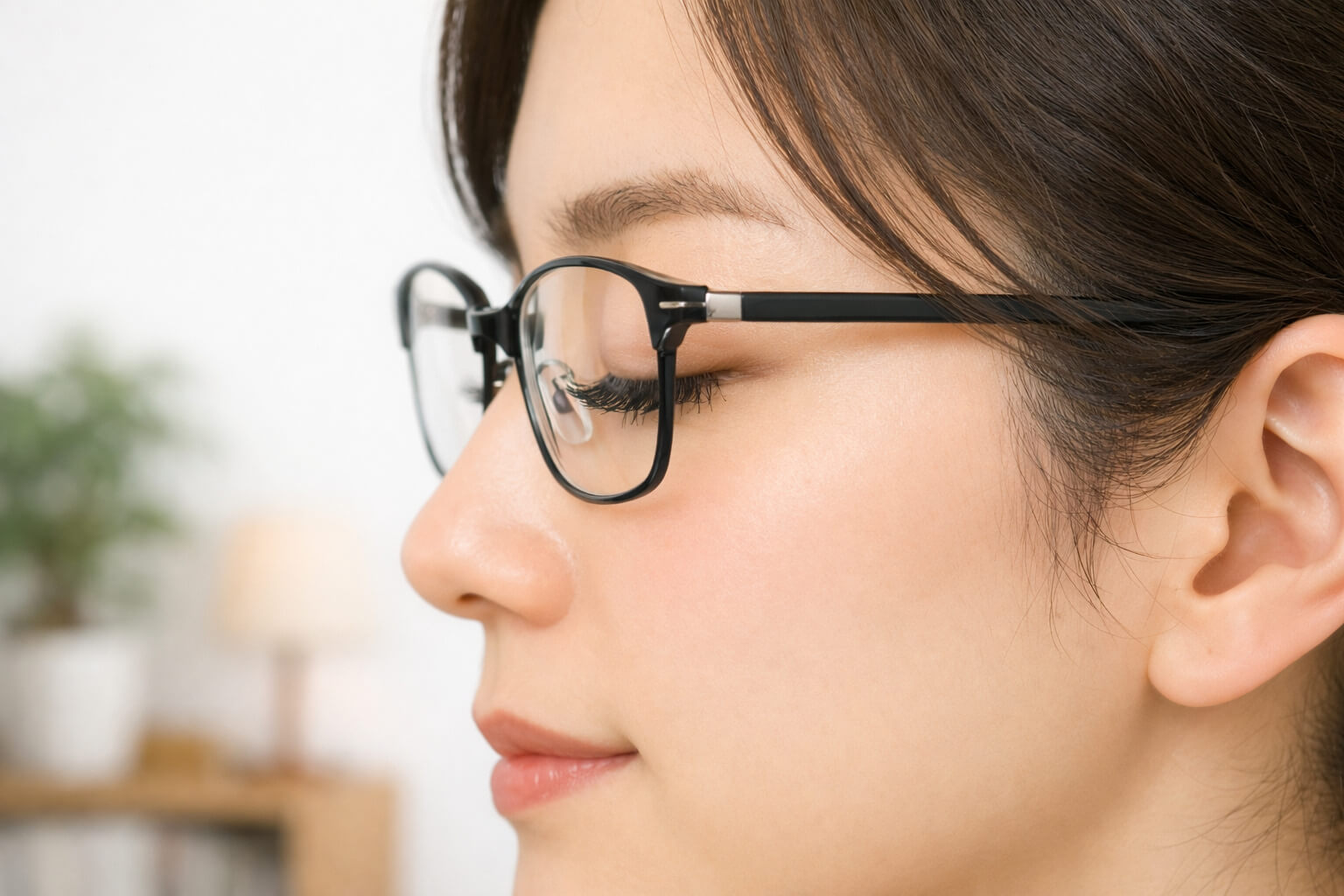 鏡にまつ毛が当たる原因と調整