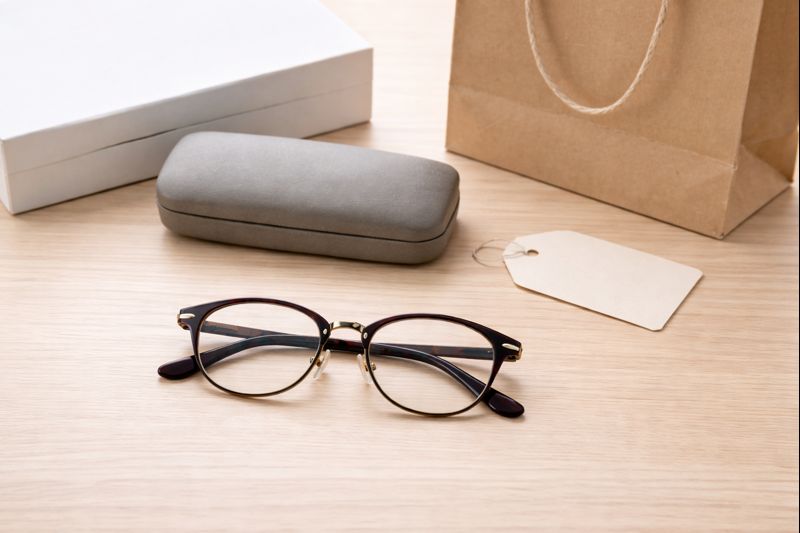 5万円クラスの買い方と注意点: 専門店を連想する購入セット小物を配置した机上写真