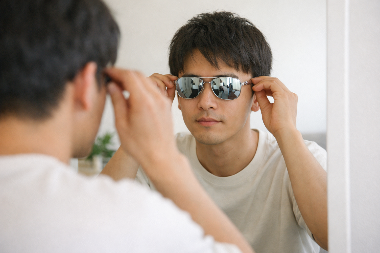 ミラーレンズが似合わない人の共通点を鏡の前で確認する日本人の様子