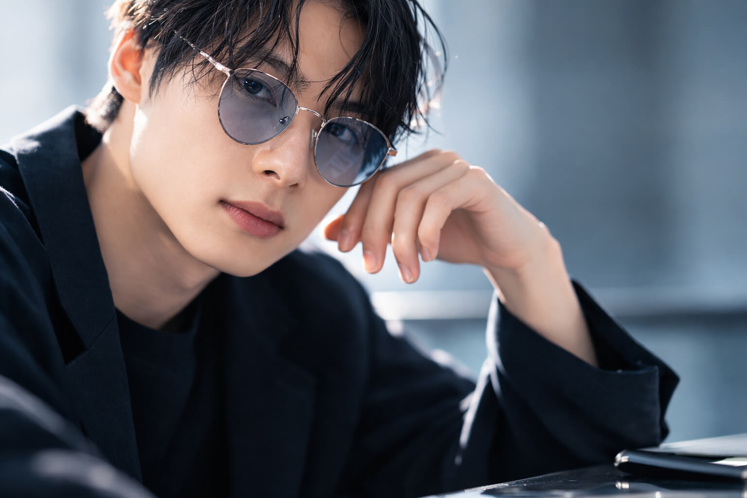 松村北斗風の知的で洗練されたサングラスコーデのイメージ