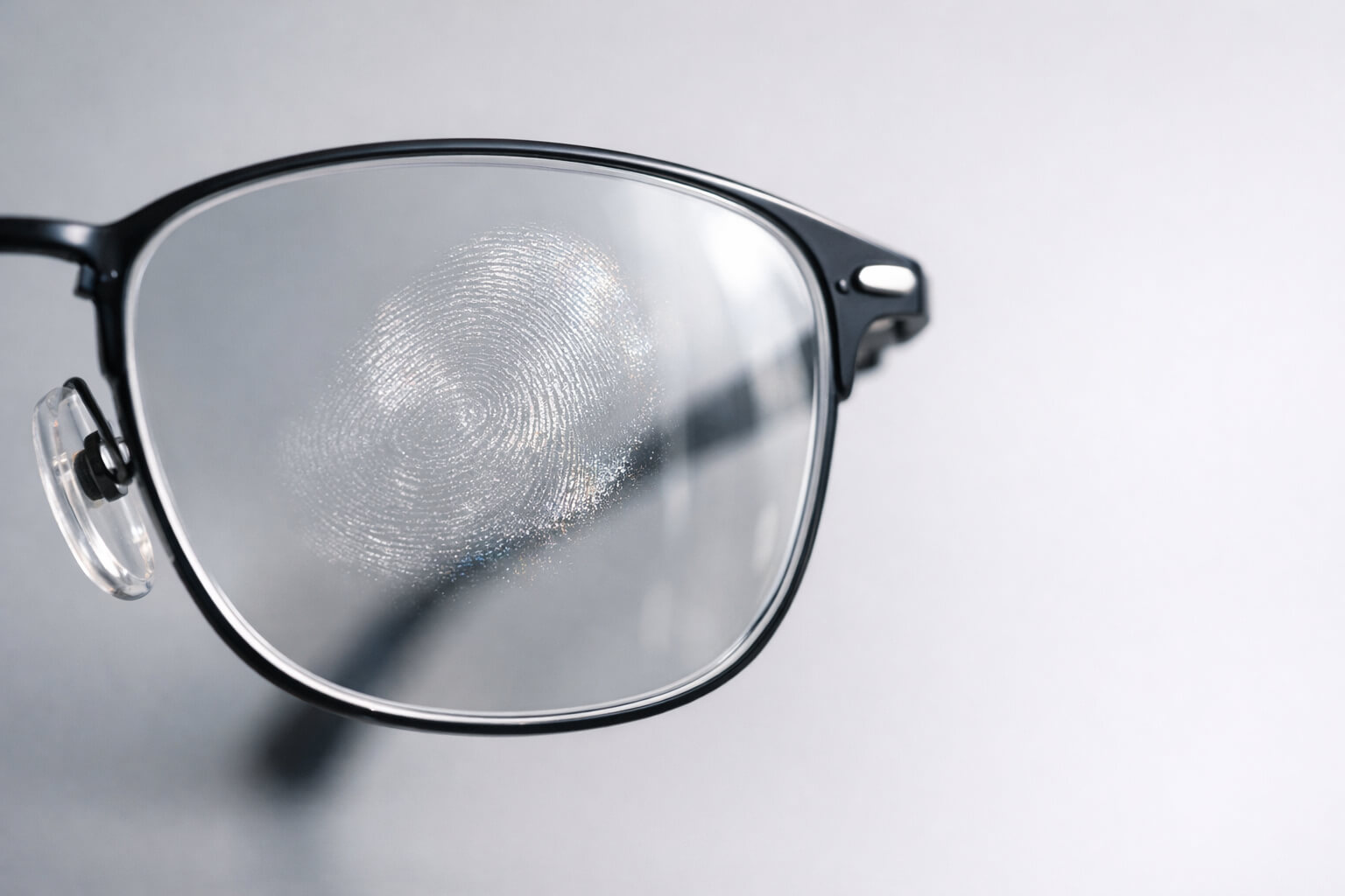 眼鏡が汚れる原因（皮脂・花粉・曇り・静電気）を分かりやすく整理