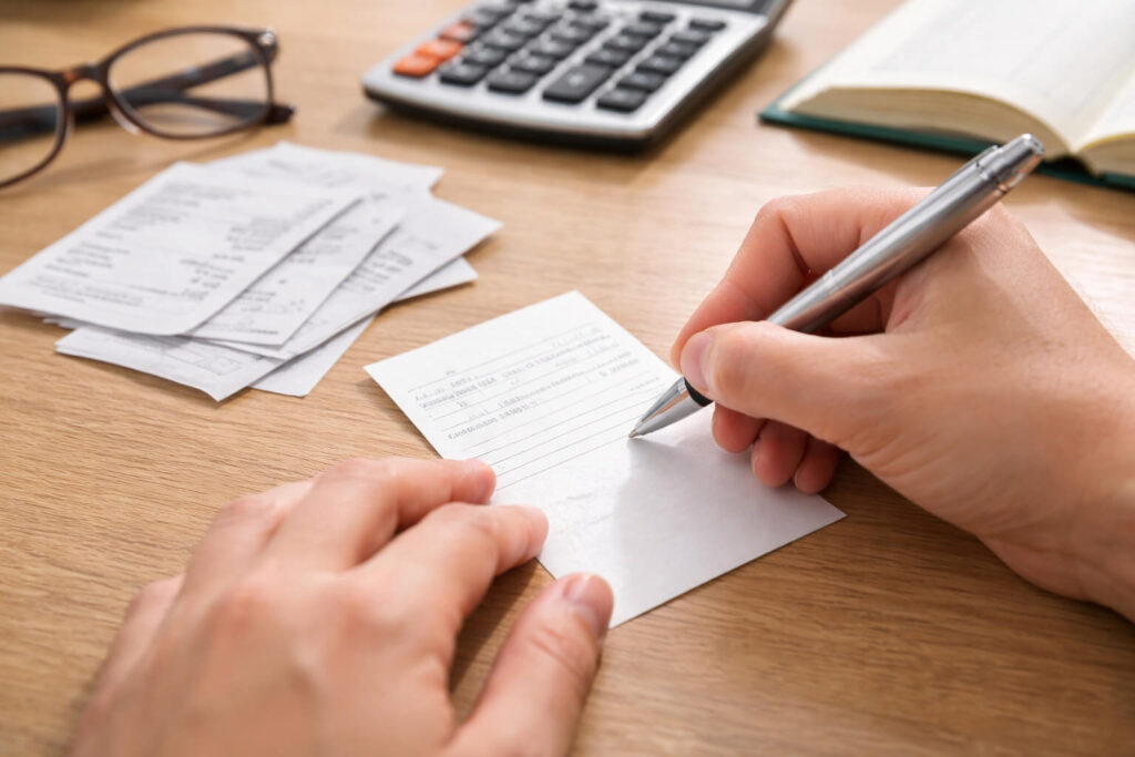 領収書の裏に用途メモを書いて証拠を残す手元の写真