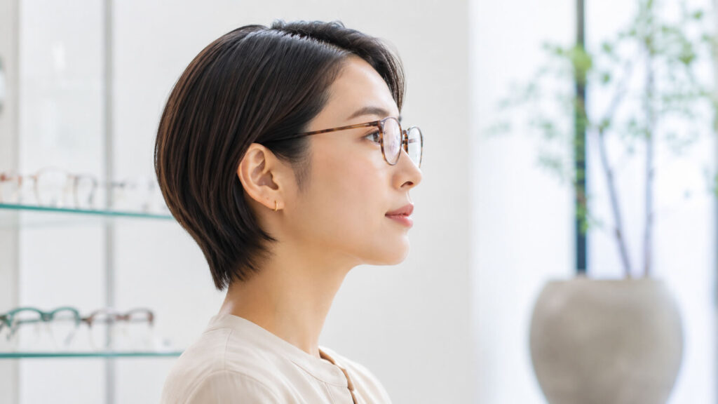 横顔がすっきり見えるメガネ着用イメージ